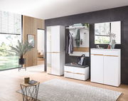 Moderne Garderobenset in einem hellen Raum mit großem Fenster, bestehend aus einem hohen Schrank, einem Garderobenpaneel mit Haken und Ablage, einer Sitzbank mit Stauraum und einem Spiegel. Perspektive von vorne.