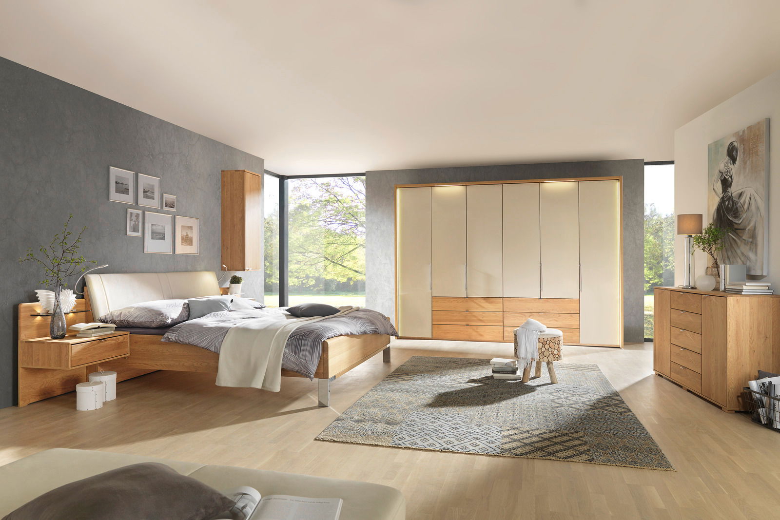 Moderner Schlafzimmerblick mit Dieter Knoll Gleittüren-Funktionsschrank AMATO in Holzoptik, umgeben von stilvollen Möbeln und natürlichem Licht.