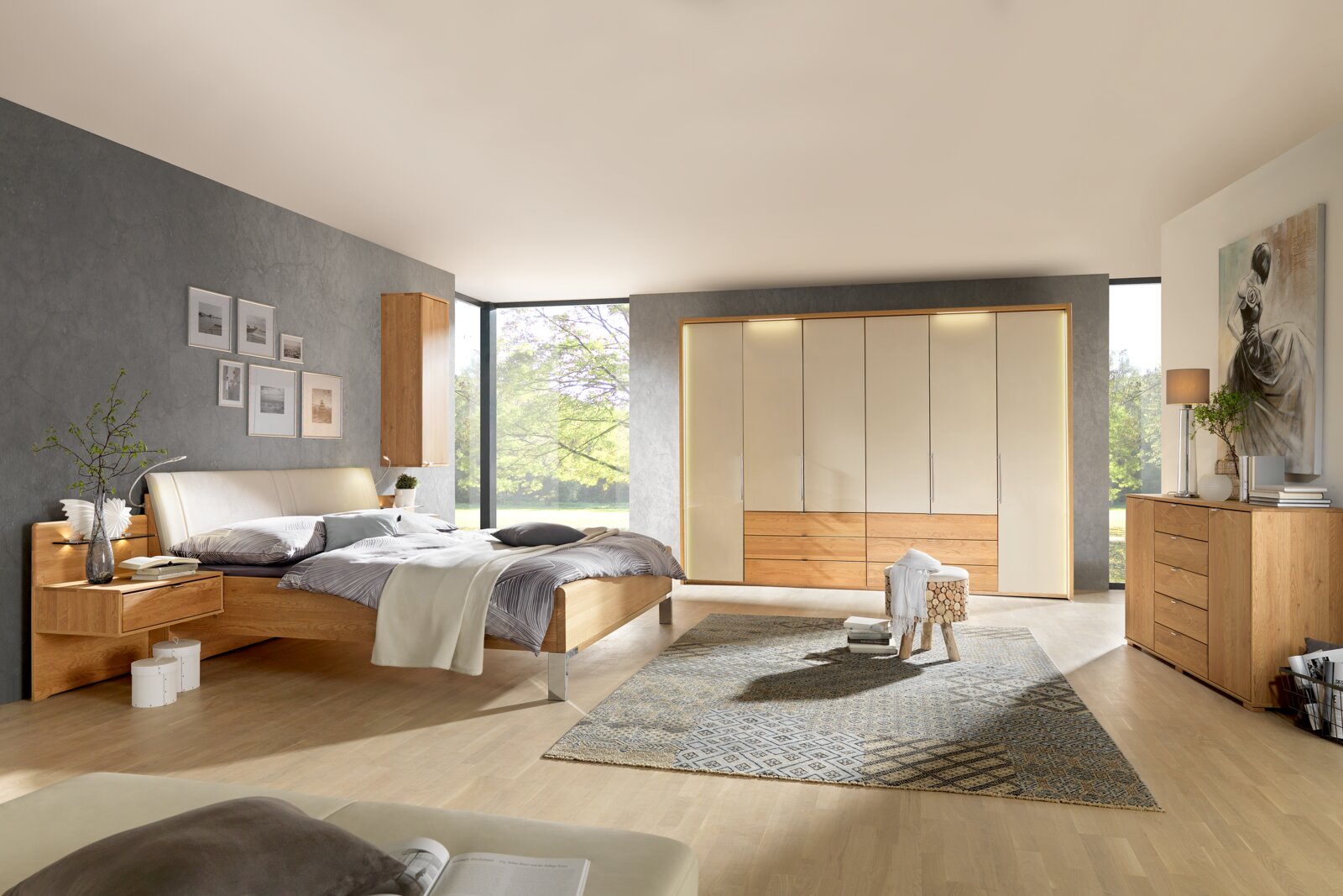 Moderner Schlafzimmerblick mit Dieter Knoll Gleittüren-Funktionsschrank AMATO in Holzoptik, umgeben von stilvollen Möbeln und natürlichem Licht.