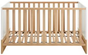 Houten babybedje met spijlen, vooraanzicht