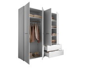 Geöffneter Kleiderschrank in Grau und Weiß mit Kleiderstange, Einlegeböden und zwei Auszügen, gezeigt in leicht schräger Frontansicht (3/4-Perspektive)