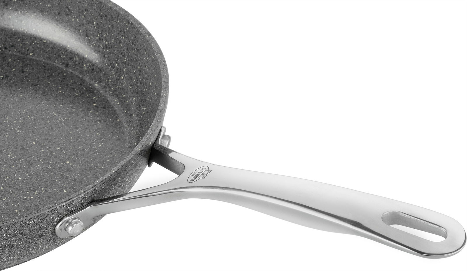 Nahaufnahme einer Bratpfanne mit 20 cm Durchmesser, graue Steinoptik mit silbernem Griff, seitliche Perspektive