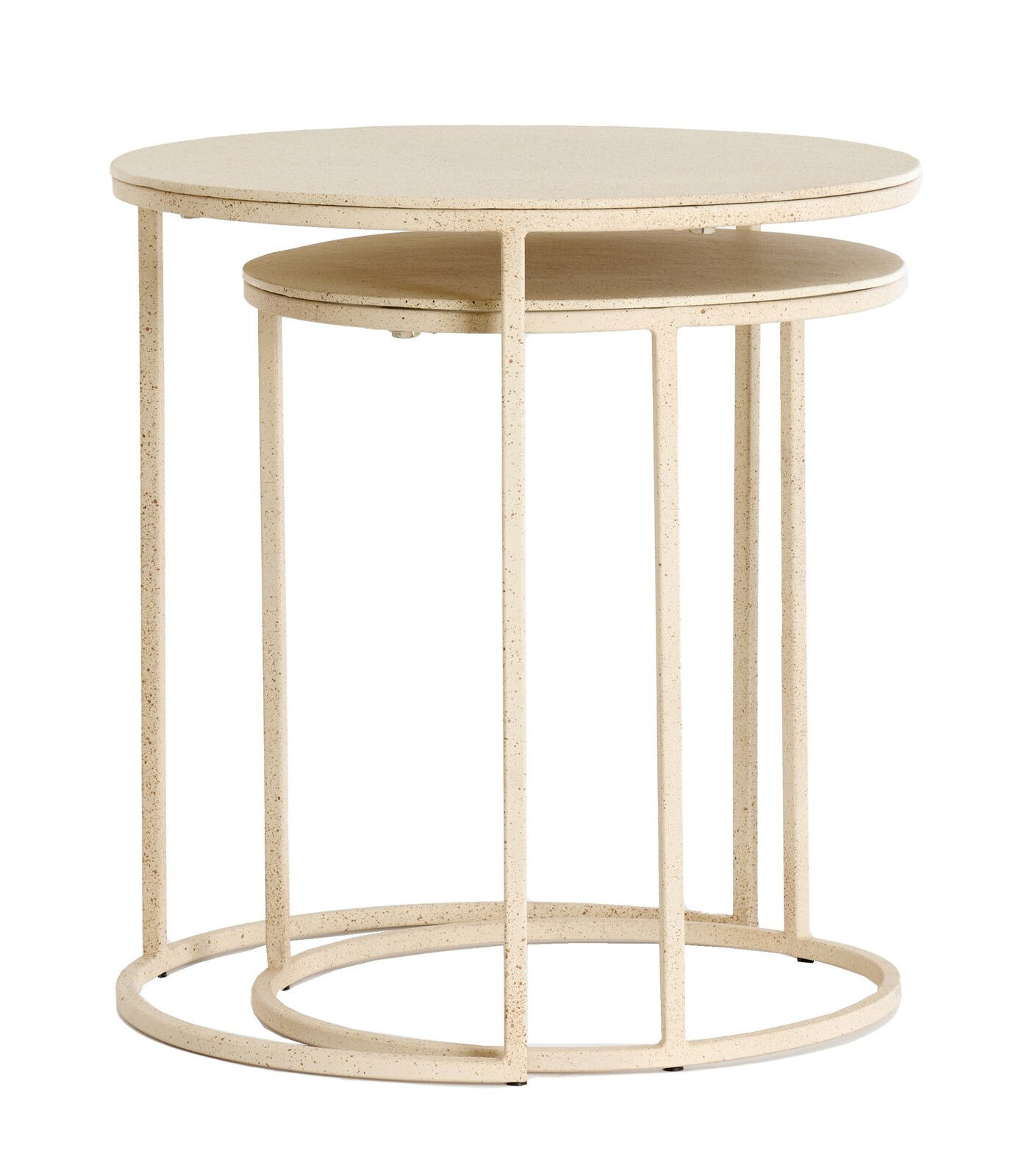 Zwei runde, ineinander verschachtelte Beistelltische aus hellem Material, seitliche Perspektive