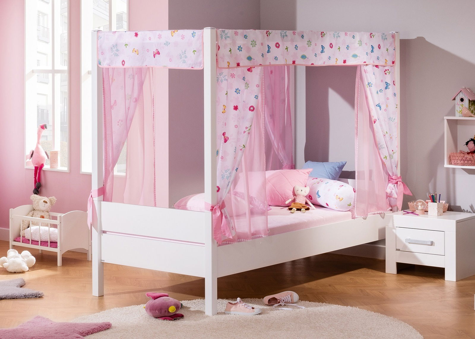 Paidi Bett TIAGO Weißes Kinderbett mit rosa Vorhängen und bunten Kissen, seitliche Perspektive