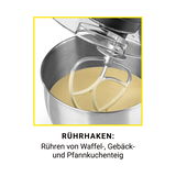 Küchenmaschine mit Rührhaken in einer Schüssel, gefüllt mit Teig, aus der Vogelperspektive