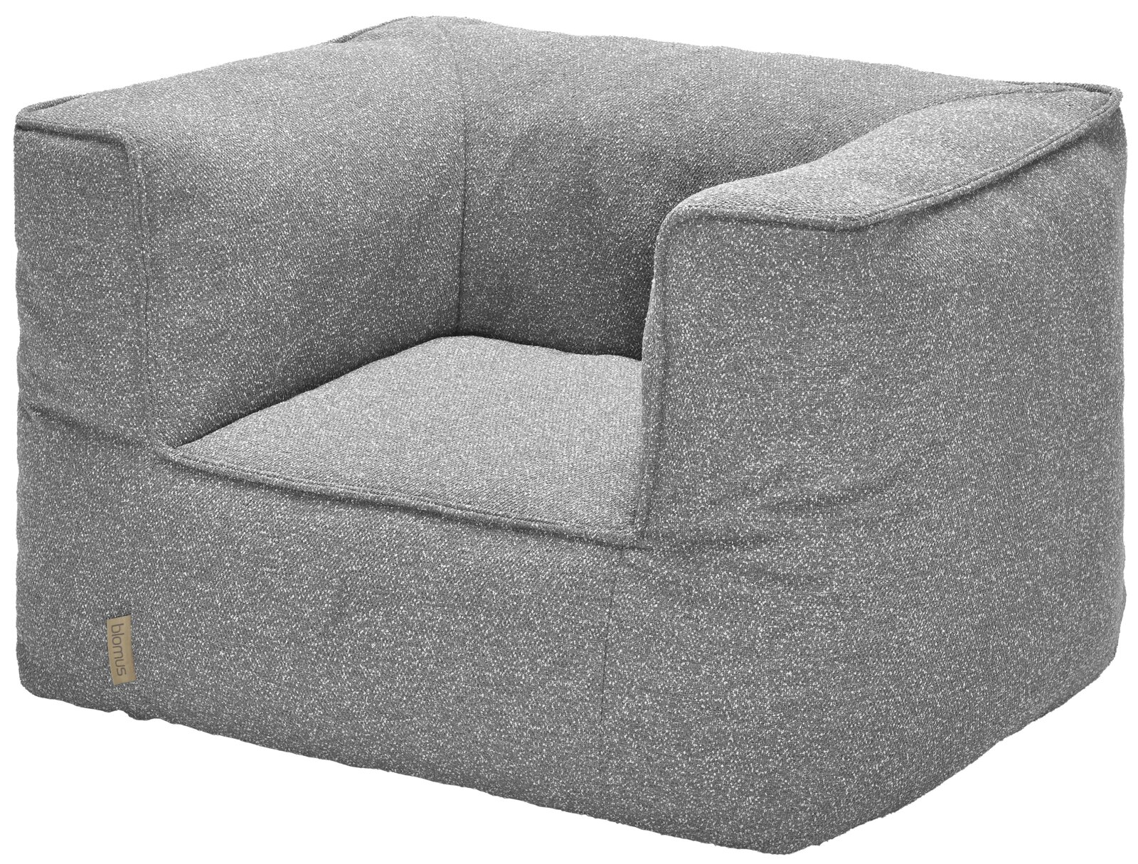 blomus Outdoorfauteuil GROW Grijze, gestoffeerde loungestoel met brede armleuningen en een lage rugleuning, bekleed met gemêleerde stof, in een schuin vooraanzicht van rechts afgebeeld tegen een witte achtergrond.