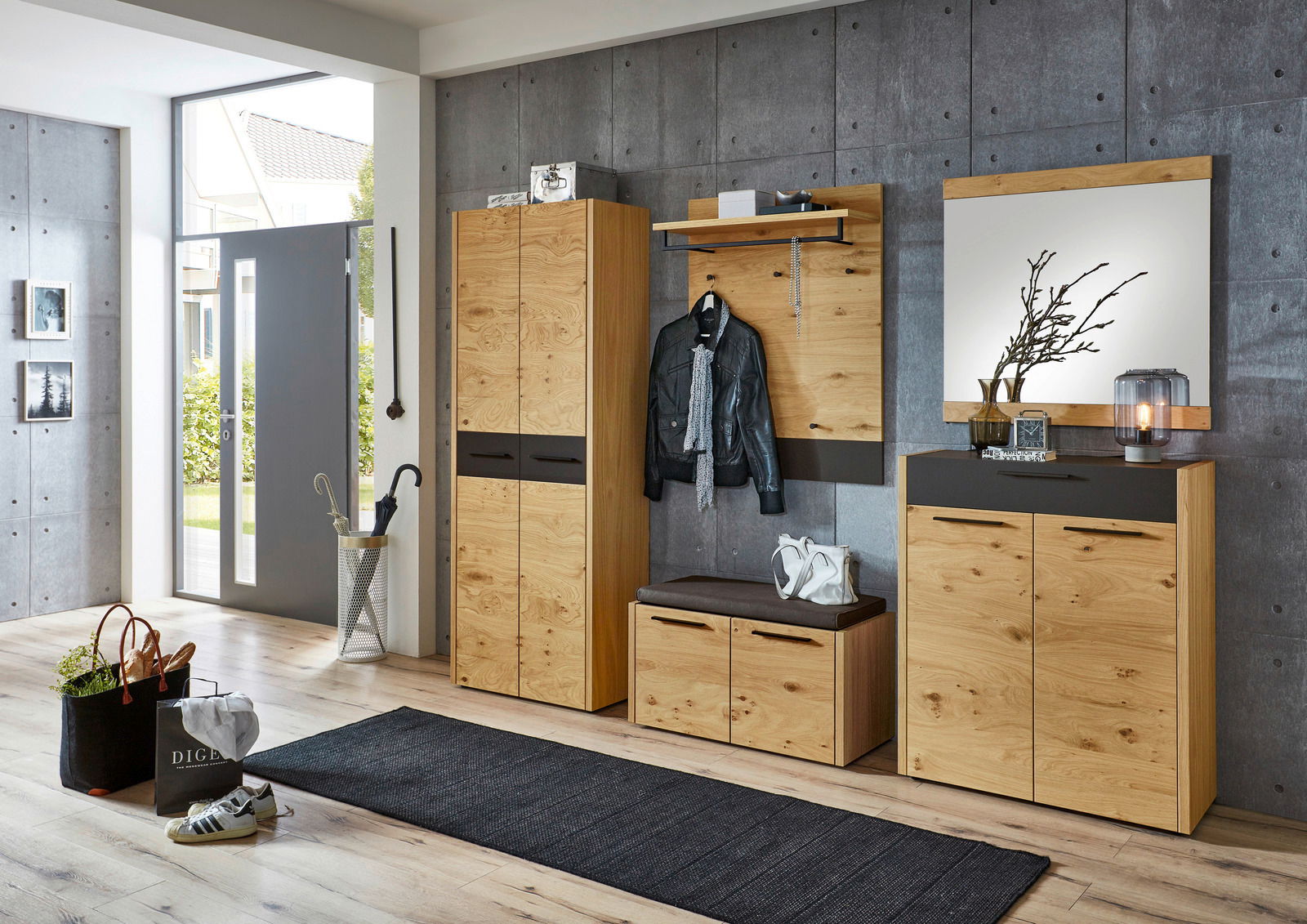 Moderner Eingangsbereich mit Holz-Garderobenmöbeln, Sitzkissen auf einer Bank, und dekorativen Elementen, seitliche Perspektive.