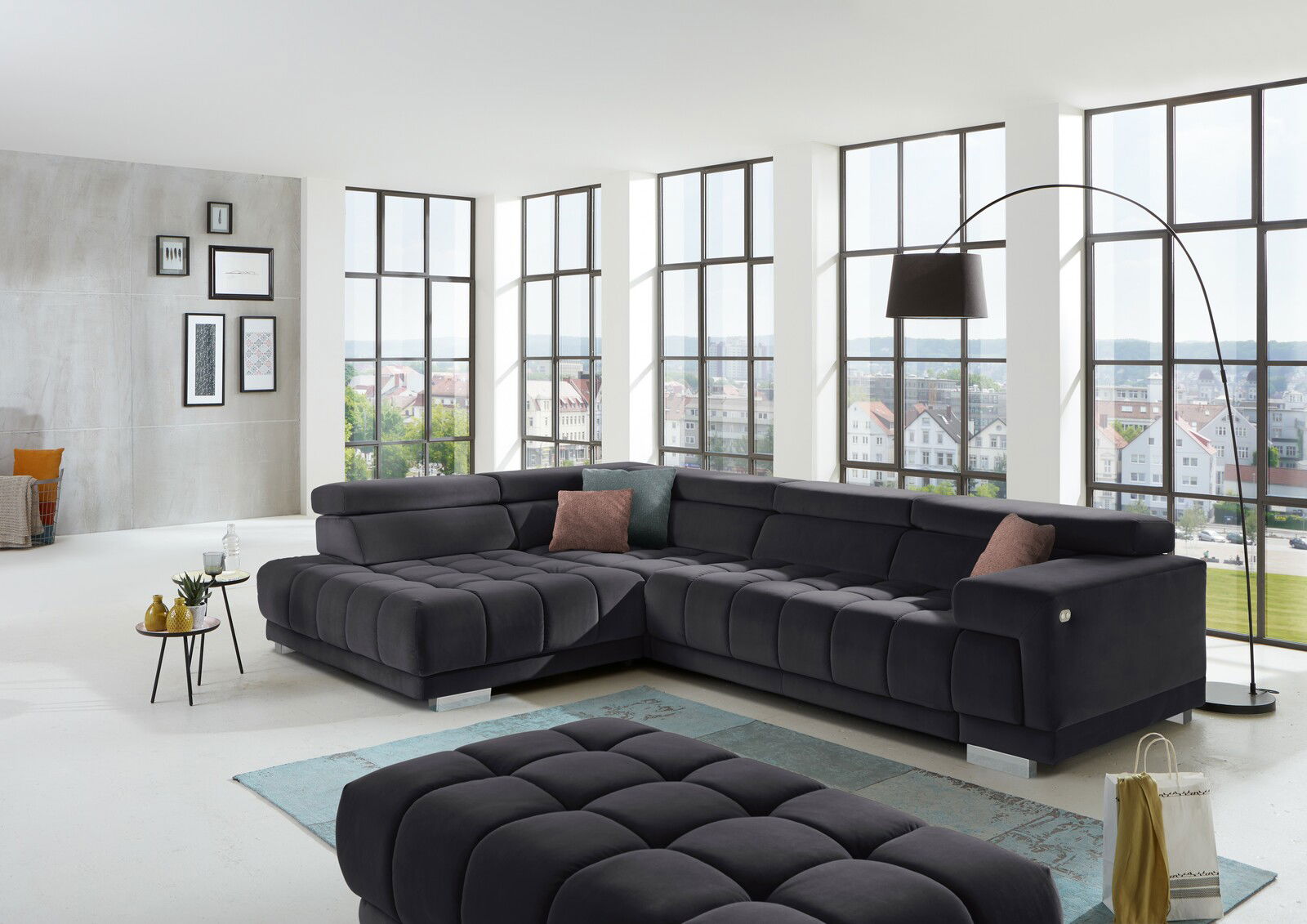 Beldomo Speed Ecksofa SPLIFF S Moderne Polsterrundecke in einem hellen Wohnzimmer mit großen Fenstern, seitliche Perspektive