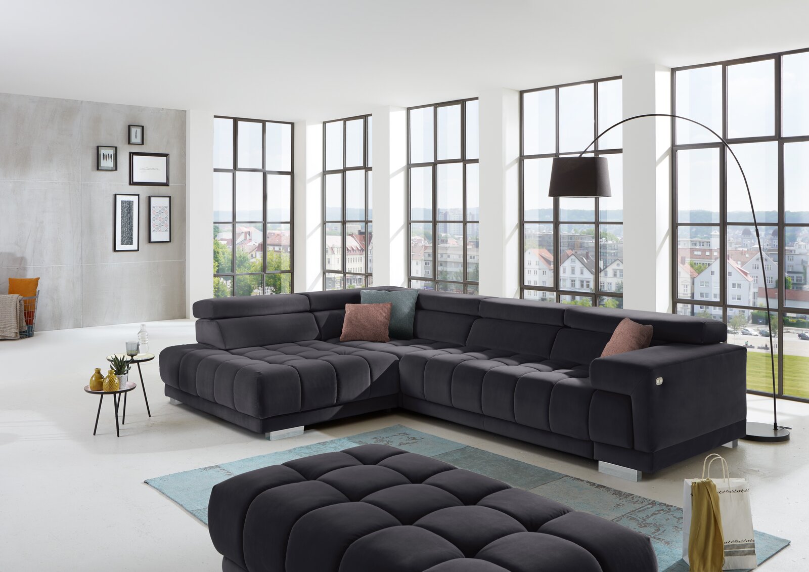 Beldomo Speed Ecksofa SPLIFF S Moderne Polsterrundecke in einem hellen Wohnzimmer mit großen Fenstern, seitliche Perspektive