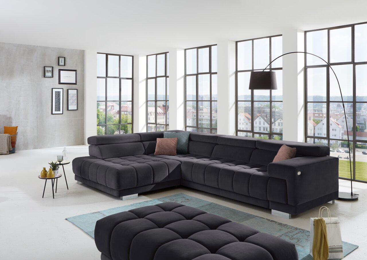 Beldomo Speed Ecksofa SPLIFF S Moderne Polsterrundecke in einem hellen Wohnzimmer mit großen Fenstern, seitliche Perspektive