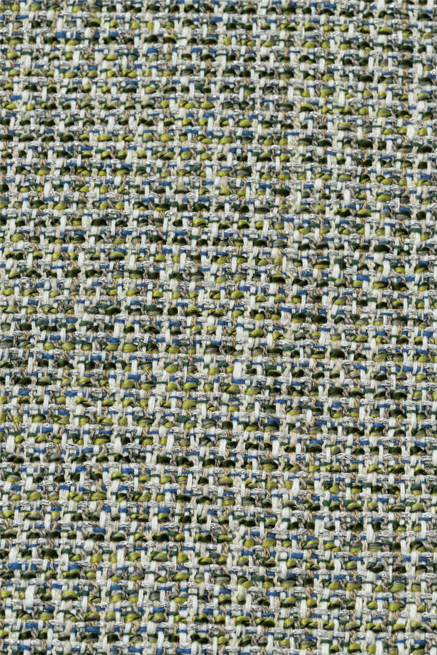 Nahaufnahme eines gewebten Stoffes in verschiedenen Grüntönen mit blauen und weißen Akzenten, Draufsicht