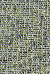 Nahaufnahme eines gewebten Stoffes in verschiedenen Grüntönen mit blauen und weißen Akzenten, Draufsicht