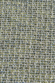 Nahaufnahme eines gewebten Stoffes in verschiedenen Grüntönen mit blauen und weißen Akzenten, Draufsicht