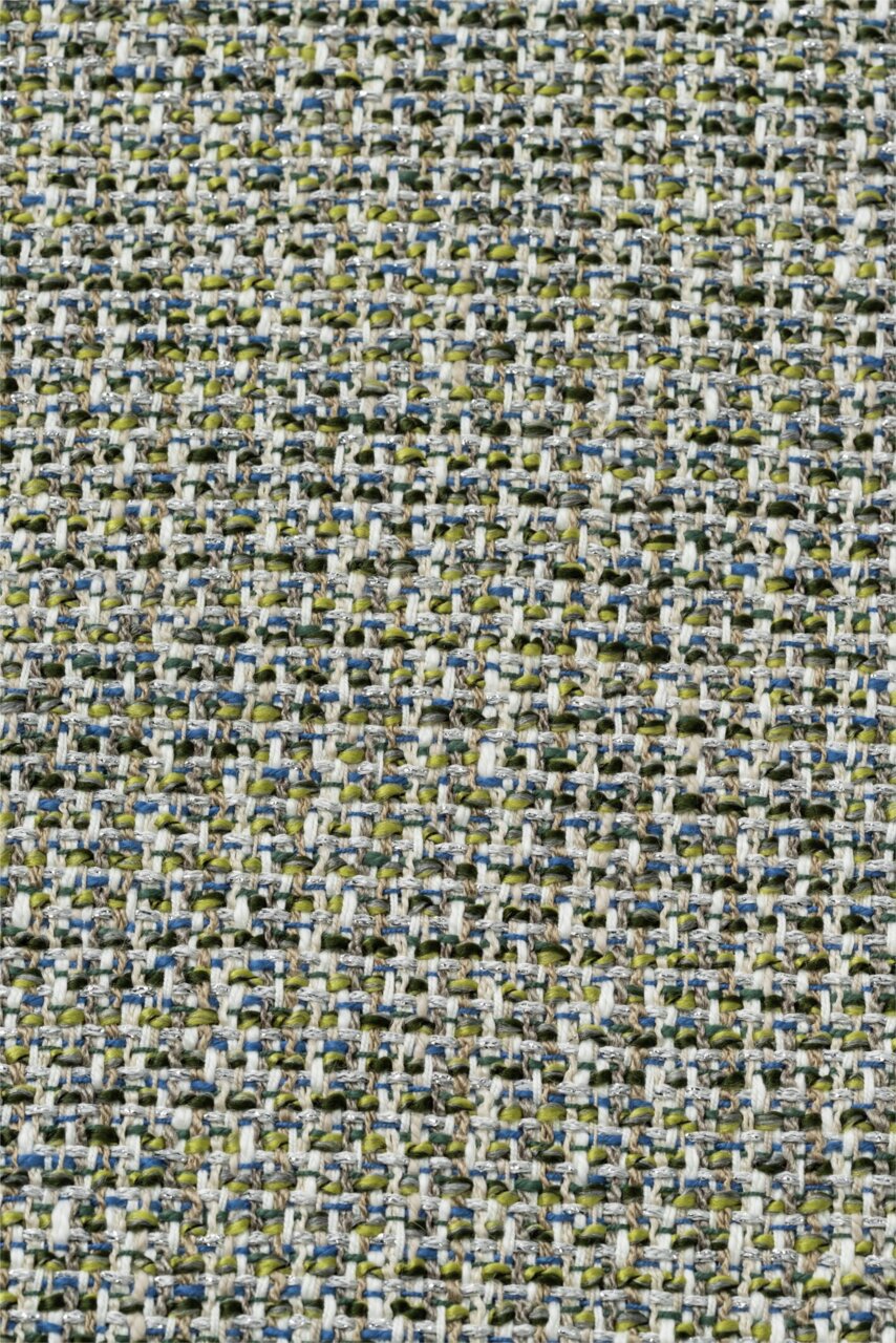 Nahaufnahme eines gewebten Stoffes in verschiedenen Grüntönen mit blauen und weißen Akzenten, Draufsicht