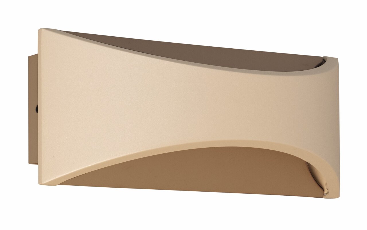 Beige wandlamp met gebogen kap, vooraanzicht in licht schuin perspectief van links, vrijstaand op witte achtergrond