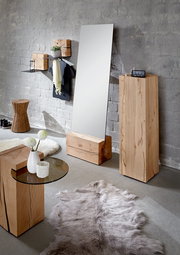 Moderne Wandablage aus Holz in einem stilvollen Raum, seitliche Perspektive.