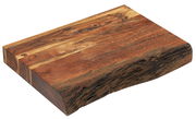 Hackblock aus Akazienholz mit natürlicher Maserung, perspektivisch von oben und der Seite fotografiert.