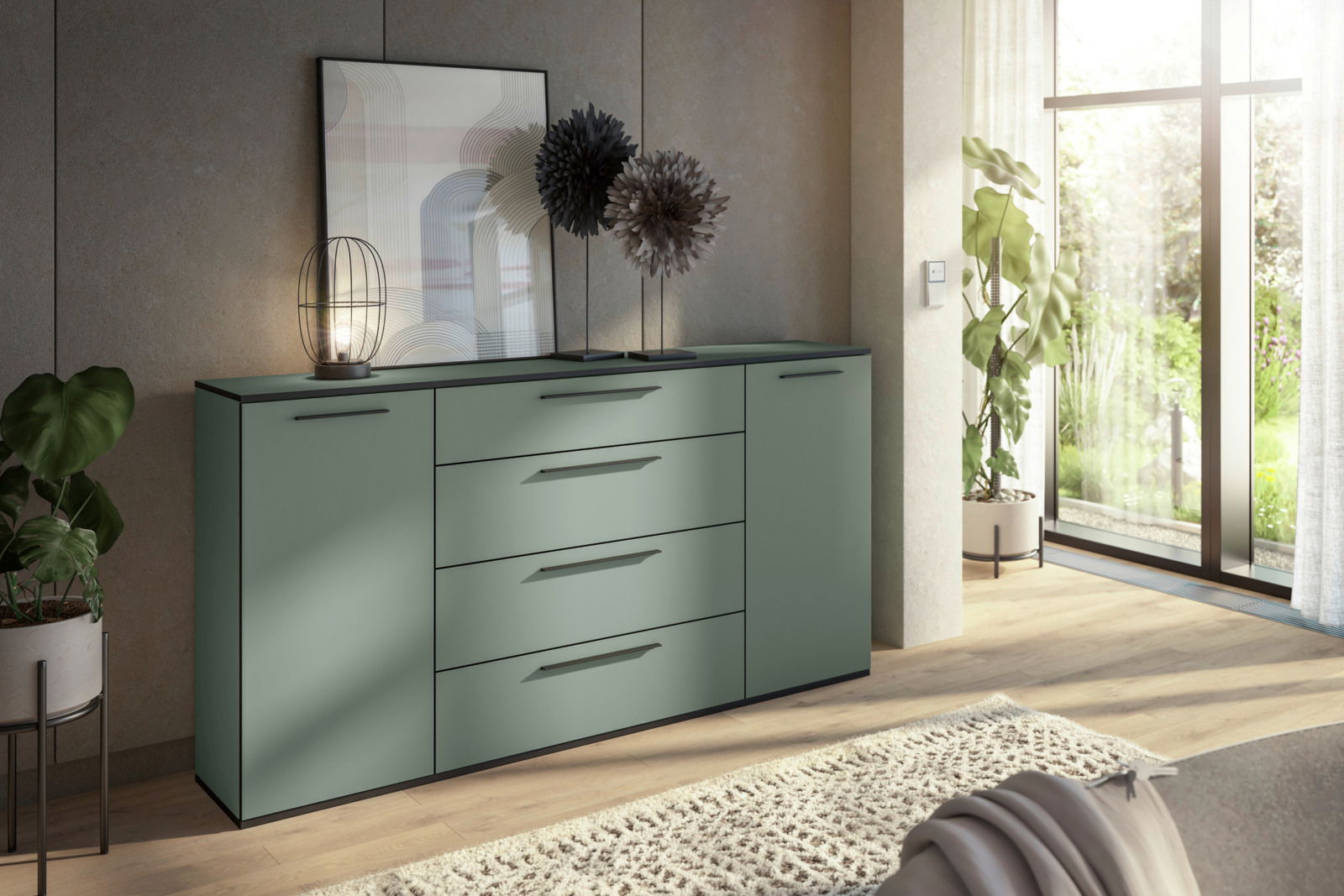 Novel XL-dressoir SOUL Modernes Sideboard in einem hellen Raum mit Pflanzen und großen Fenstern, seitliche Perspektive