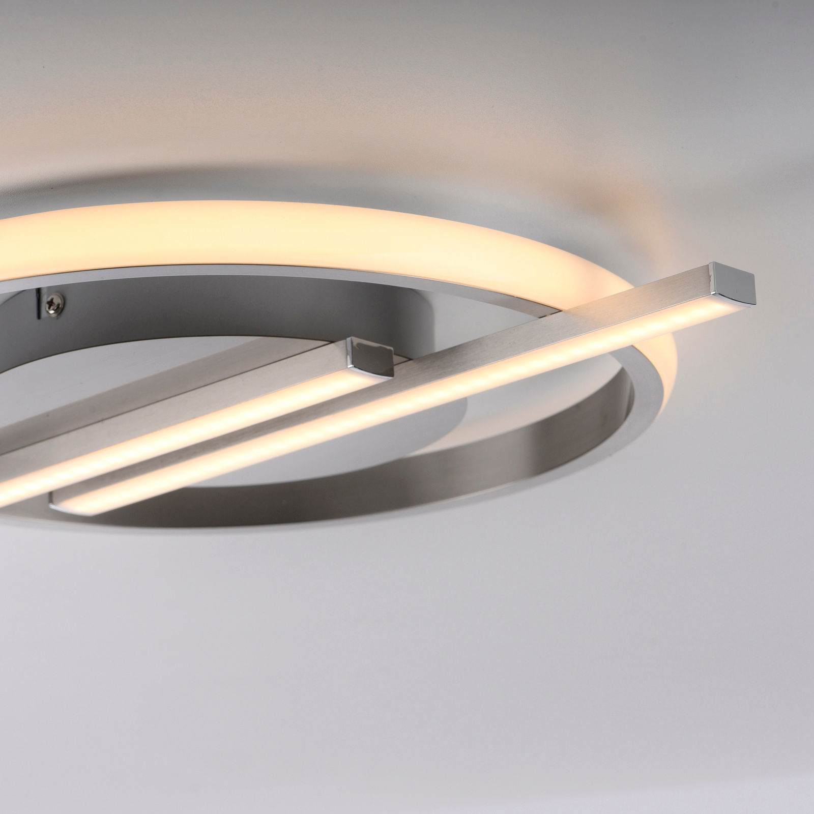 Moderne LED-Deckenleuchte mit kreisförmigem Design und seitlicher Perspektive