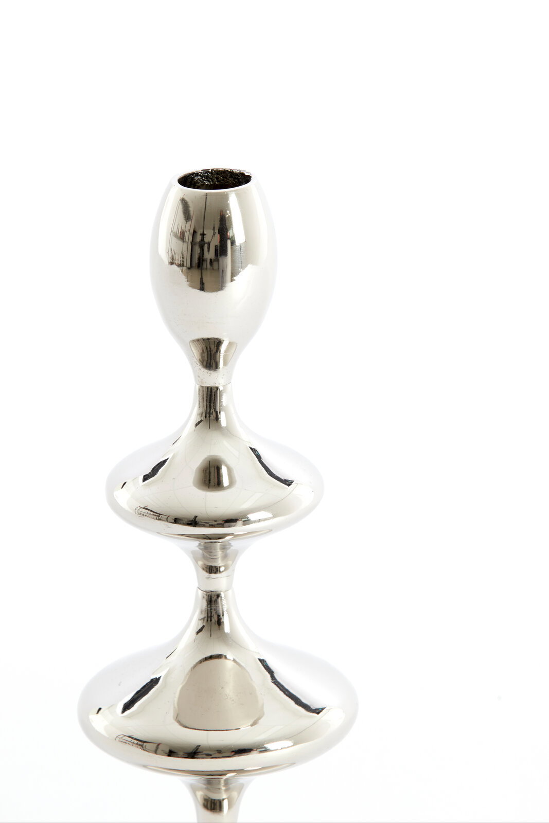 Silberner Kerzenständer in Nahaufnahme, seitliche Perspektive