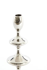 Silberner Kerzenständer in Nahaufnahme, seitliche Perspektive