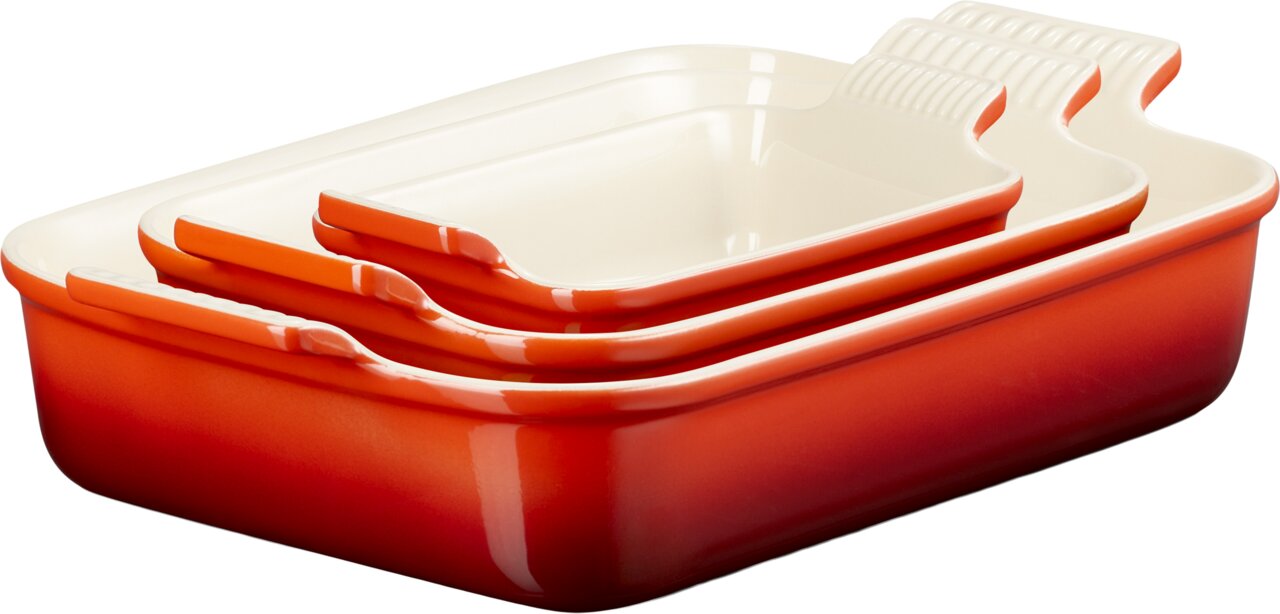 LE CREUSET Auflaufform 3er-Set Kirschrot Dreiteiliges Auflaufform-Set in Kirschrot, gestapelt und aus seitlicher Perspektive fotografiert.