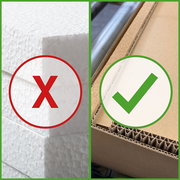 Vergleich von Verpackungsmaterialien: Links Styropor mit rotem X, rechts Wellpappe mit grünem Haken, seitliche Perspektive.