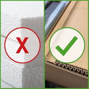 Vergleich von Verpackungsmaterialien: Links Styropor mit rotem X, rechts Wellpappe mit grünem Haken, seitliche Perspektive.