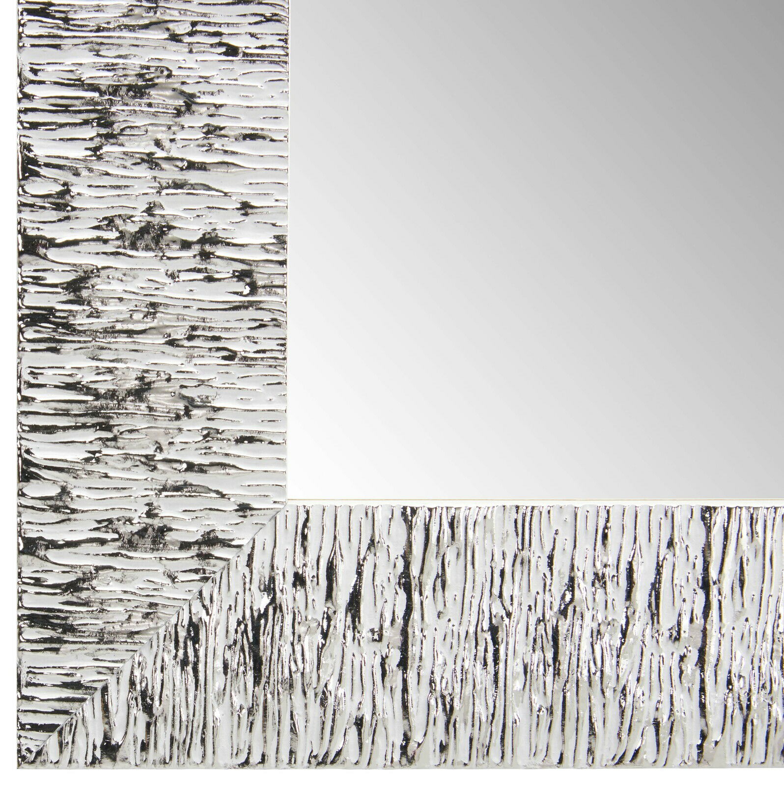 Nahaufnahme eines rechteckigen Spiegels mit strukturiertem, silberfarbenem Rahmen, Perspektive von der Ecke.
