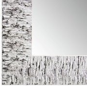 Nahaufnahme eines rechteckigen Spiegels mit strukturiertem, silberfarbenem Rahmen, Perspektive von der Ecke.