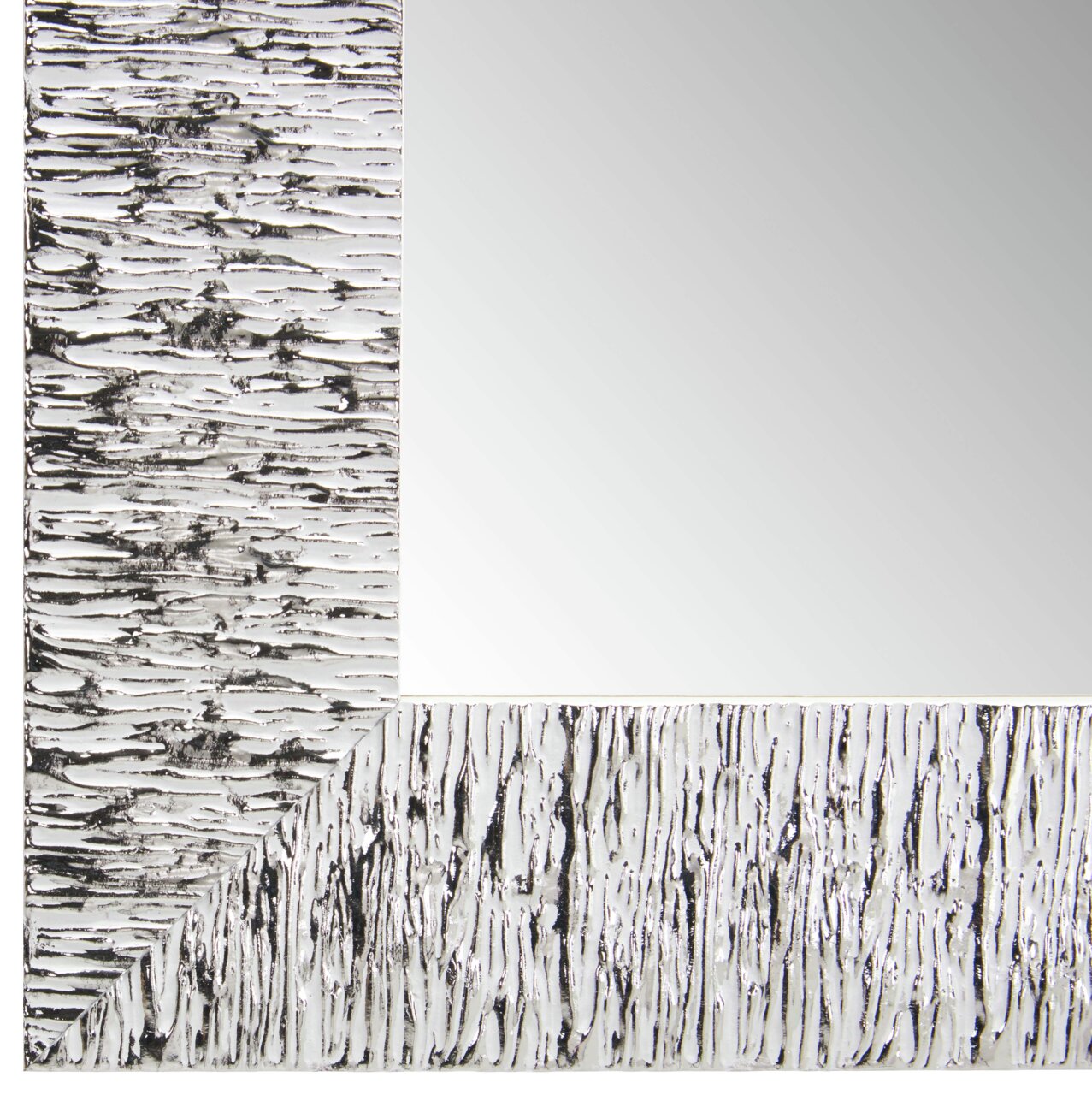 Nahaufnahme eines rechteckigen Spiegels mit strukturiertem, silberfarbenem Rahmen, Perspektive von der Ecke.