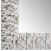 Nahaufnahme eines rechteckigen Spiegels mit strukturiertem, silberfarbenem Rahmen, Perspektive von der Ecke.