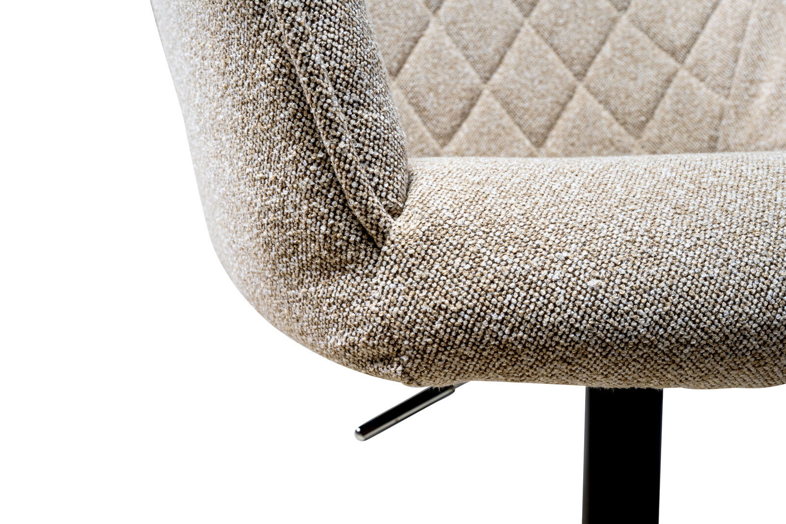 Nahaufnahme eines Drehstuhls mit beige-gemustertem Stoffbezug und schwarzem Metallgestell, seitliche Perspektive.