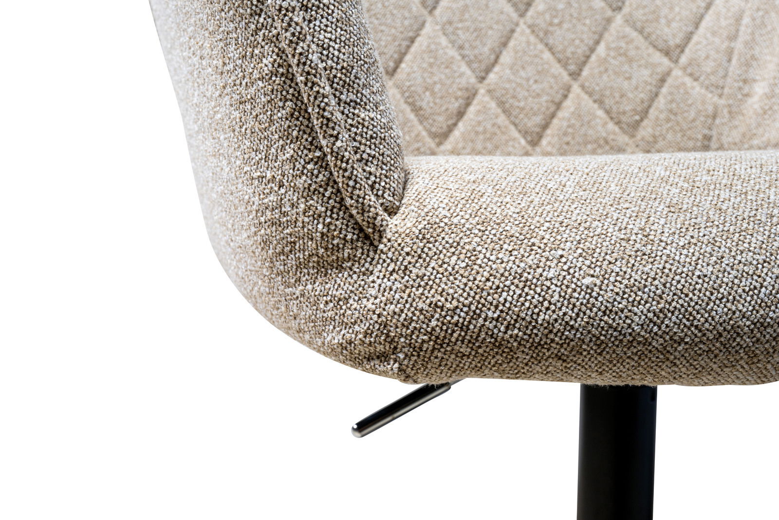 Nahaufnahme eines Drehstuhls mit beige-gemustertem Stoffbezug und schwarzem Metallgestell, seitliche Perspektive.