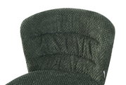 Close-up van een groene, gestructureerde stoelzitting en rugleuning, gezien vanuit vogelperspectief.