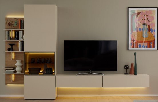 Frontaal aanzicht van een modern zwevend tv-meubel in beige met hoge kast, open verlichte vakken, wandplanken en geïntegreerde warme ledverlichting.
