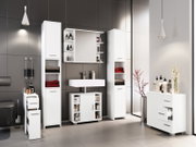 Modernes weißes Badezimmermöbel-Set mit Waschbecken-Unterschrank, Spiegelschrank und zwei Hochschränken mit offenen Regalfächern, in Frontansicht auf Augenhöhe im gefliesten Bad.