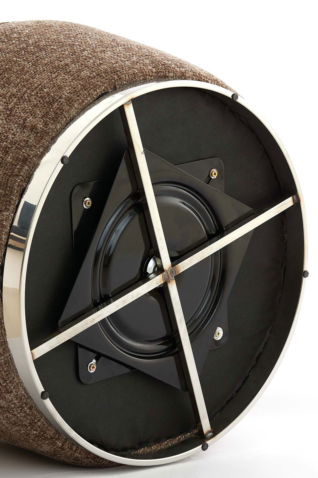 Unterseite eines Sessels mit Metallrahmen und schwarzer Basis, Perspektive von unten