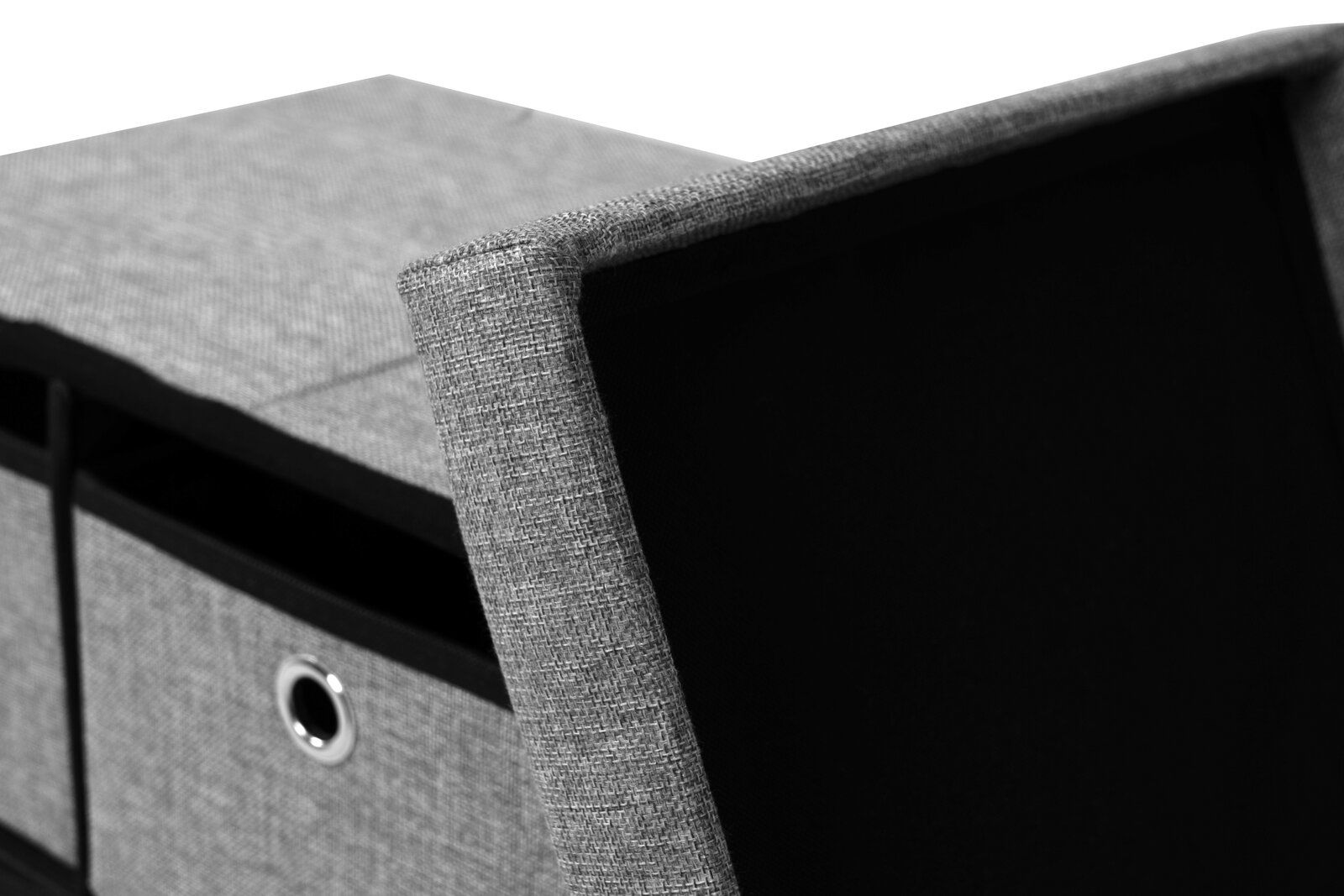 Nahaufnahme einer grauen Bank mit Stauraum, die von oben fotografiert wurde. Der Deckel ist teilweise geöffnet und zeigt den schwarzen Innenraum.