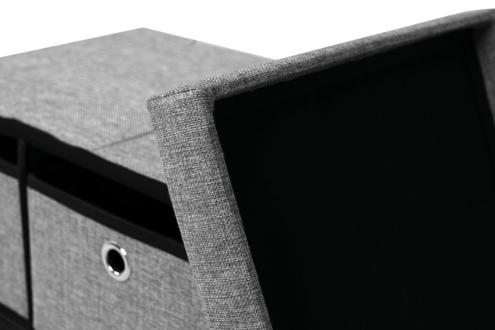 Nahaufnahme einer grauen Bank mit Stauraum, die von oben fotografiert wurde. Der Deckel ist teilweise geöffnet und zeigt den schwarzen Innenraum.