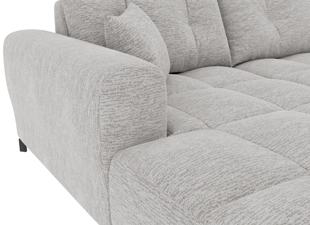 Detailaufnahme eines hellgrauen, strukturiert bezogenen Sofas mit gepolsterter Armlehne, gesteppter Sitzfläche und Rückenkissen, schräg von vorne links fotografiert.