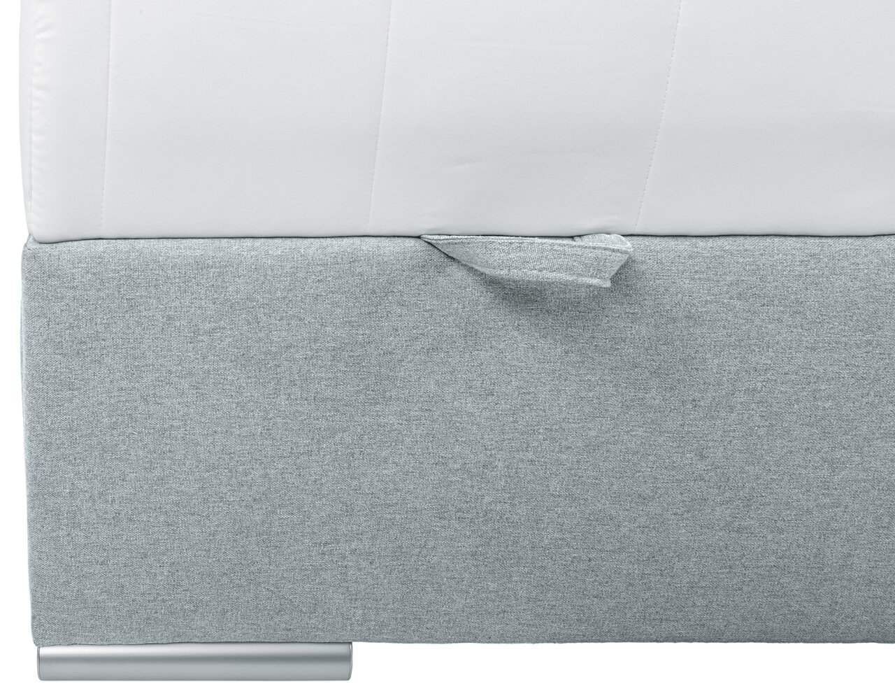 Close-up van een boxspring met grijze stoffen bekleding en een wit matras, gezien vanaf de zijkant