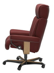 Seitliche Ansicht eines roten Chefsessels mit Holz- und Metallfuß.