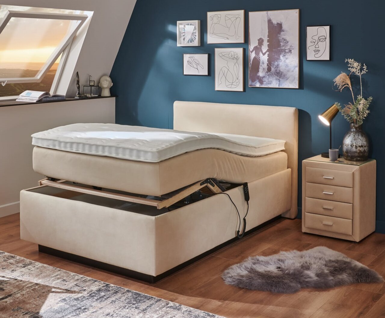 Een gestoffeerd bed met opbergruimte in een moderne slaapkamer, zijaanzicht