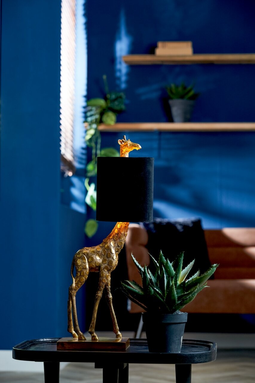 Tischleuchte in Form einer Giraffe mit schwarzem Lampenschirm, seitliche Perspektive