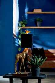 Tischleuchte in Form einer Giraffe mit schwarzem Lampenschirm, seitliche Perspektive