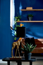 Tischleuchte in Form einer Giraffe mit schwarzem Lampenschirm, seitliche Perspektive