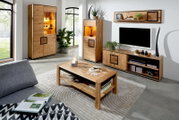 Modernes Wohnzimmer mit Massivholz-Möbelset: Vitrine mit Beleuchtung, Highboard, TV-Lowboard, Wandboard und Couchtisch in Eiche-Optik; Perspektive: frontale Raumansicht in leichter Schrägansicht von links.