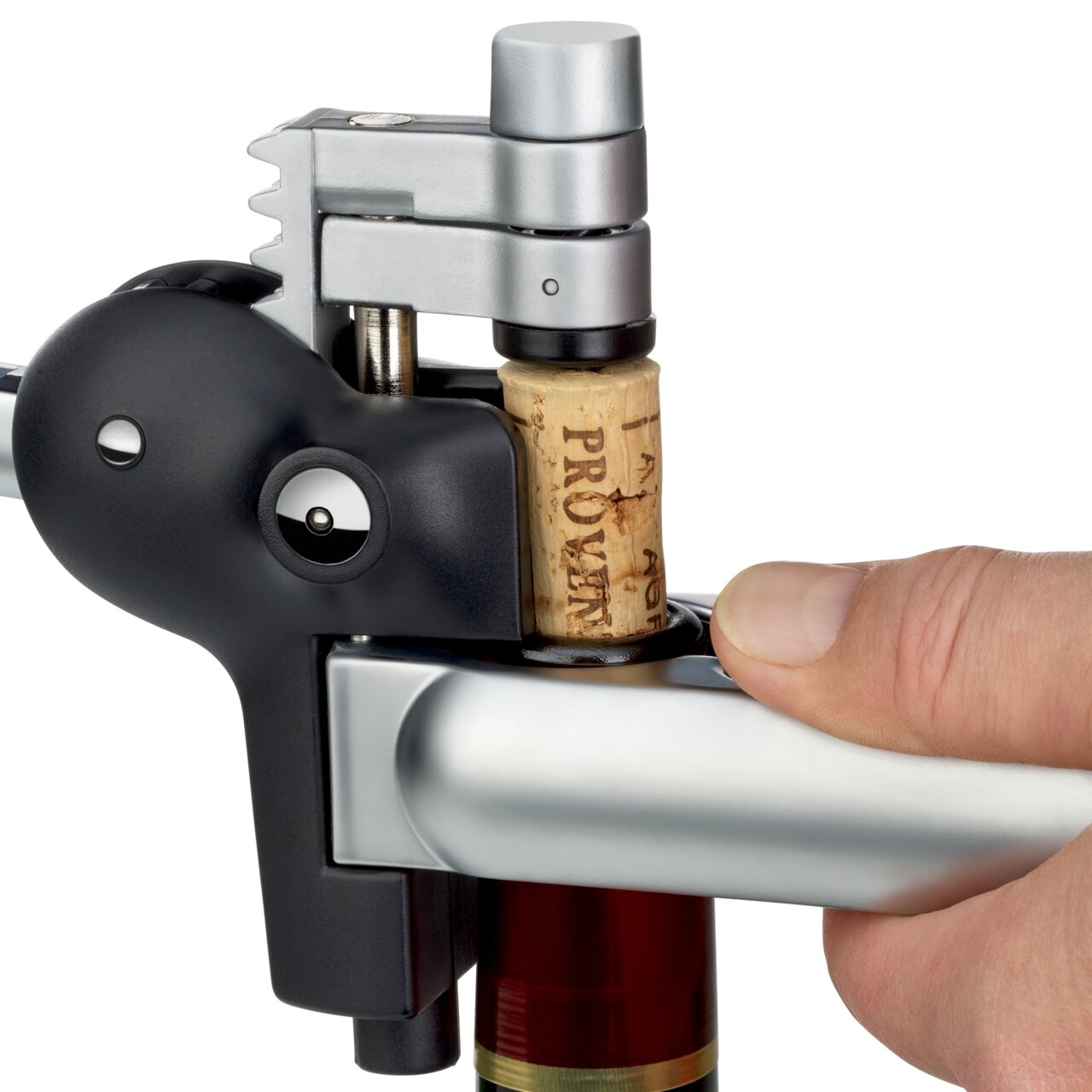 Close-up van een WMF Baric-kurkentrekker met hefboom, die een kurk uit een wijnfles trekt.
