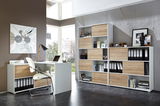 Moderne Büromöbelkombination mit Schreibtisch und Schiebetürenregalen in heller Holzoptik, seitliche Perspektive